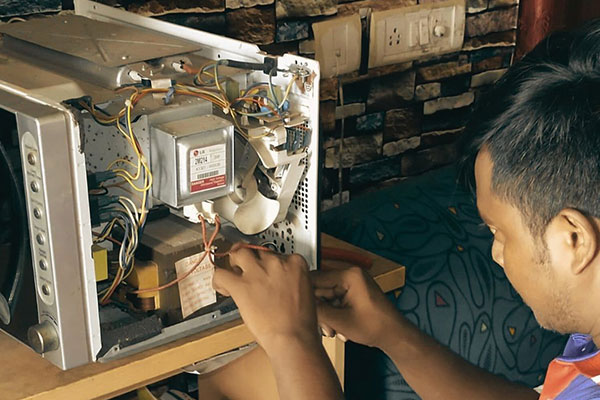 Microwave repair service